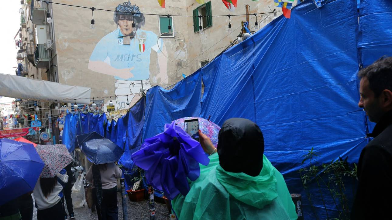 Maradonas Wandbild verhüllt