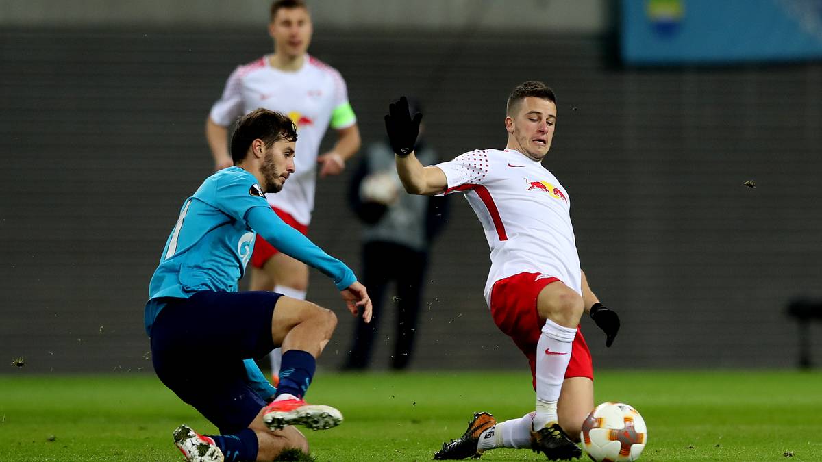 Doch mit Spielbeginn ist es vorbei mit den Nettigkeiten, es geht ordentlich zur Sache. Beide Mannschaften schenken sich nichts, hier behaken sich Diego Demme (r.) und Aleksandr Erokhin 