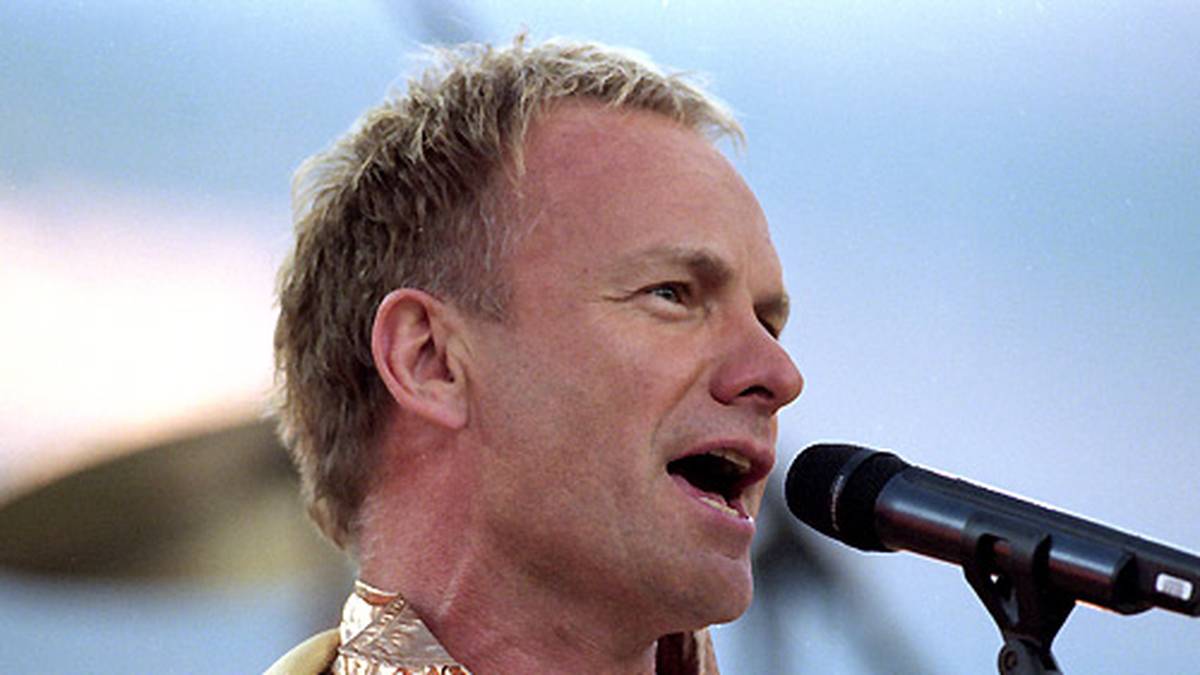Sting legt anschließend noch mit Gwen Stefani eine heiße Sohle auf die Bühne