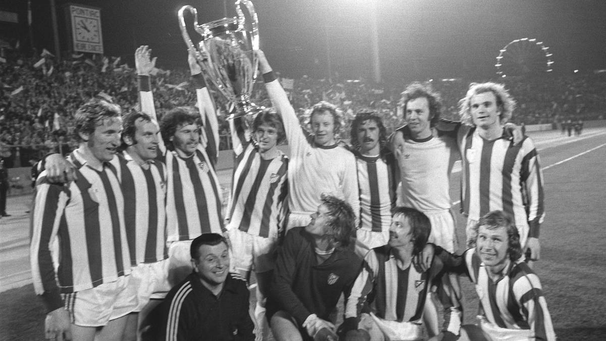 ...und natürlich 1974 noch der Triumph im Landesmeistercup. Nach dem 4:0 gegen Atletico Madrid strecken Beckenbauer, Müller, Maier, Katsche Schwarzenbeck, die jungen Uli Hoeneß und Paul Breitner zum ersten Mal den Henkelpott in den Himmel