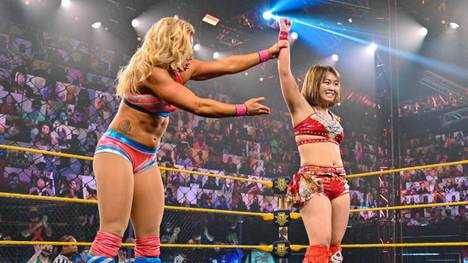 Die unterlegene Zoey Stark (l.) gratuliert der WWE-Debütantin Sarray zu ihrem Sieg