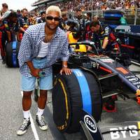 Zwei Outfits: Gnabrys stylischer Auftritt bei der Formel 1