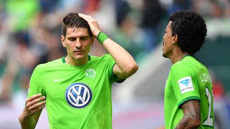 Mario Gomez (l.) bleibt dem VfL Wolfsburg treu