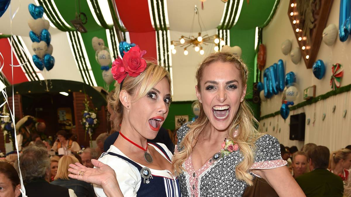 Blondinen unter sich: SPORT1-Moderatorin Sarah Winkhaus und Kollegin Anna Kraft lassen es ordentlich krachen