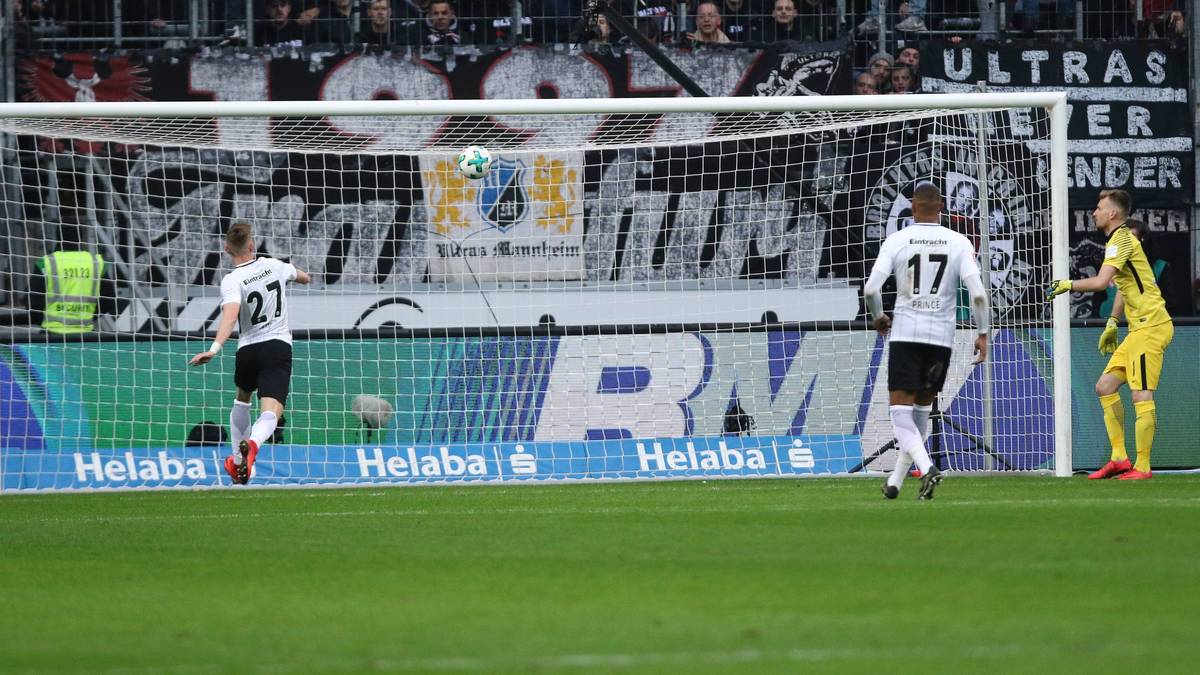 Die Eintracht bestimmt das Geschehen, aber die erste dicke Chance haben die Gäste: Kapustka istin der 13. Minute frei vor dem Frankfurter Tor, der Ball wird von Russ abgefälscht und Wolf (l.) lenkt ihn an den Pfosten. Von dort fliegt die Kugel in die Arme von Eintracht-Torwart Hradecky