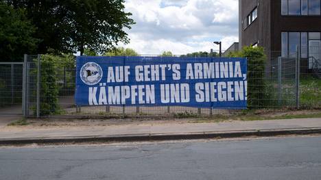 Angebliche Fans von Arminia Bielefeld haben sich eine wüste Prügelei geliefert