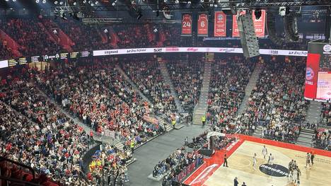 Die treuen Fans des FC Bayern mussten weit entfernt vom Spielfeld stehen