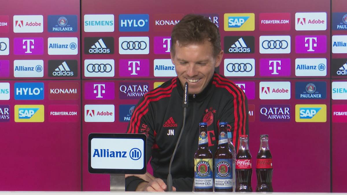 Der FC Bayern rund um das Trainerteam von Julian Nagelsmann haben einen neuen Strafenkatalog eingeführt. Der Trainer erklärt, was mit dem Strafgeld gemacht wird. 