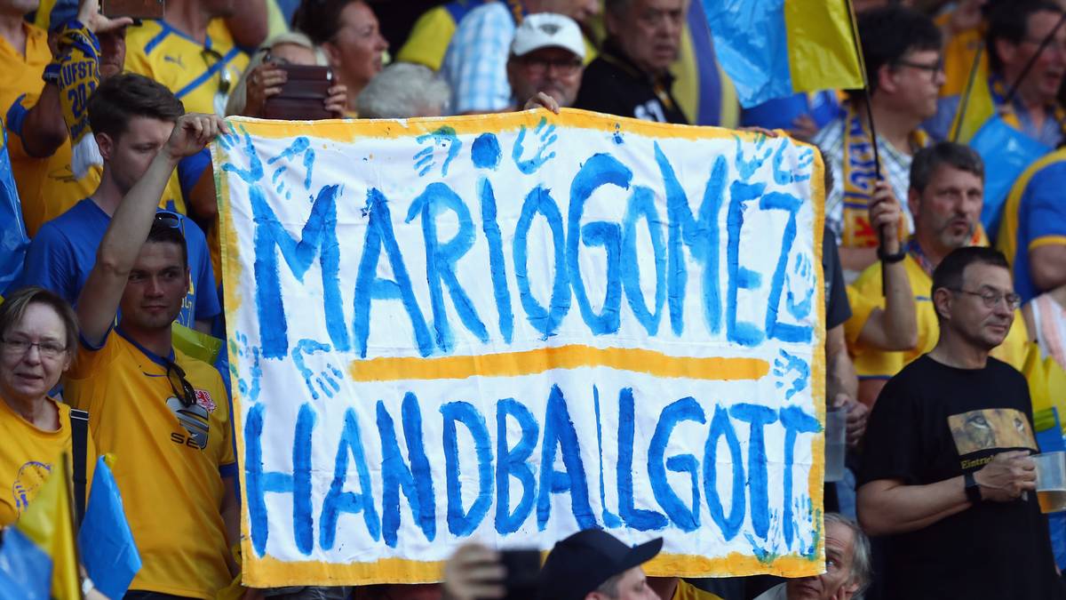 Neben der Choreo sorgen diese Braunschweiger für einige Lacher und huldigen Mario Gomez als "Handballgott" - eine kleine Retourkutsche für den hochumstrittenen Hinspielelfmeter und dessen Vorgeschichte