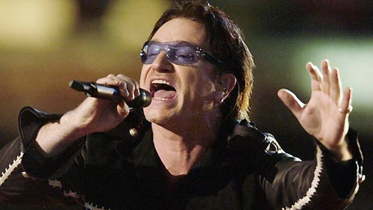2002 steht ganz im Zeichen von 9/11. Bono und U2 erinnern während der Halbzeitpause an die Opfer