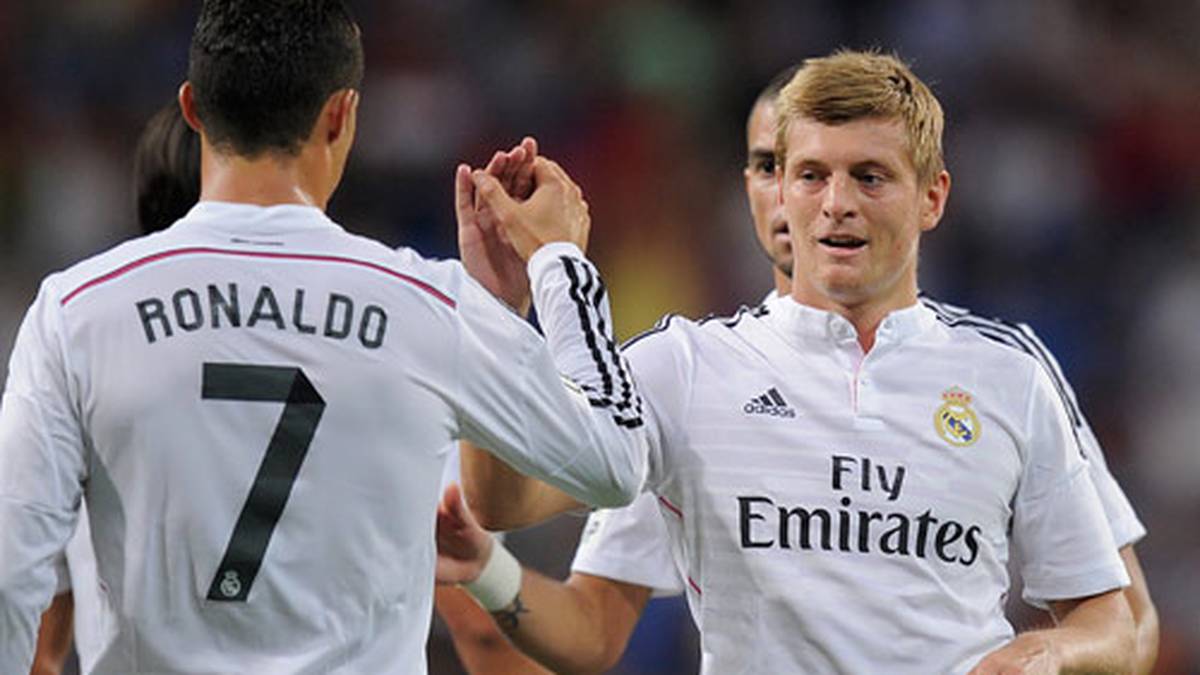 Weltmeister und Neu-Real-Star Toni Kroos (r.) bekommt in der Kategorie U18 die Fritz-Walter-Medaille in Gold
                  
                  
                  
                  
                  