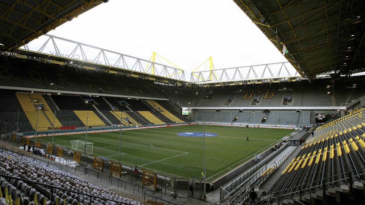 Zwischen 1995 und 2015 wird die Dortmunder Spielstätte in mehreren Ausbaustufen erweitert. Vor allem die Gelbe Wand ist auf der ganzen Fußball-Welt etwas Einzigartiges und Besonderes