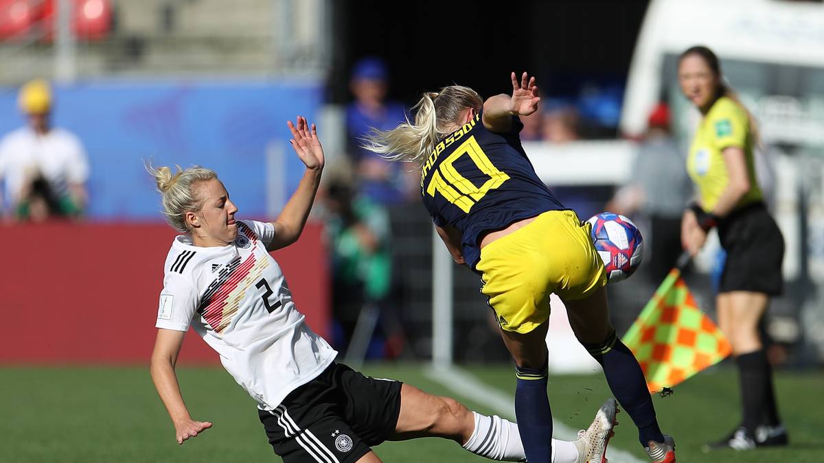 CAROLIN SIMON: Die Linksverteidigerin rückte für Verena Schweers in die Startelf. Ihren Stellungsfehler nutzten die Schwedinnen zum Ausgleich. Wirkte etwas unkonzentriert und aufgeregt am Ball. Wurde - auch wegen Verletzungsbeschwerden - noch vor der Halbzeit ausgewechselt. SPORT1-Note: 5,5