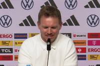 Auf der DFB-Pressekonferenz erzählt Trainer Julian Nagelsmann eine kuriose Geschichte, die ihn an das Stadion in Freiburg erinnert. 