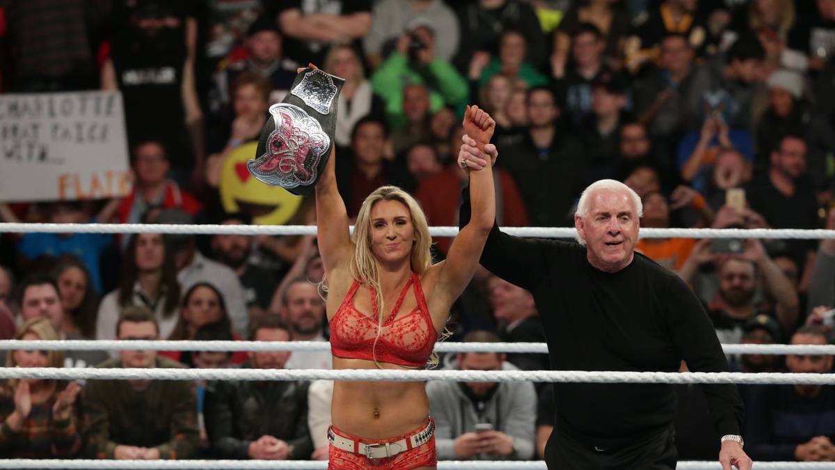 Letztendlich feiert Charlotte einen dreckigen Sieg - ganz wie sie es vom Papa gelernt hat: dem "Dirtiest Player in the Game" Ric Flair