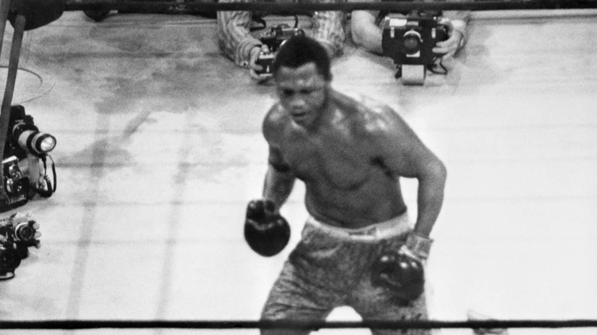 ALI VS. FRAZIER I: Das erste Aufeinandertreffen zwischen Ali und Joe Frazier am 8. März 1971 geht als "Kampf des Jahrhunderts" in die Annalen ein. Frazier gewann das Duell der beiden bis dahin ungeschlagenen Boxer einstimmig nach Punkten. Es war der Auftakt einer langjährigen Rivalität, in deren Verlauf sich die beiden Kontrahenten zwei weitere Male im Ring gegenüberstehen