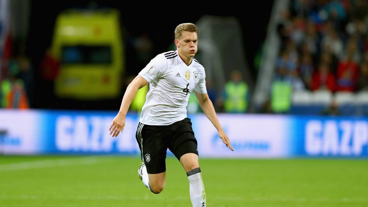 MATTHIAS GINTER: Übernahm im Gruppenspiel gegen Chile die rechte Position in der Dreierabwehr und gab sie nicht mehr her. Gut im Stellungsspiel, stark in der Luft. Verzichtet im Passspiel auf Showeffekte. Spielt konzentriert das, was er kann. Muss das noch eine ganze Saison lang - womöglich in Mönchengladbach - bestätigen