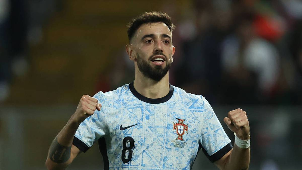 Portugal (Gast) - Ausrüster Nike - Einen deutlich anderen Look hat das blau-weiß-gemusterte Gast-Trikot, das Bruno Fernandes hier präsentiert.