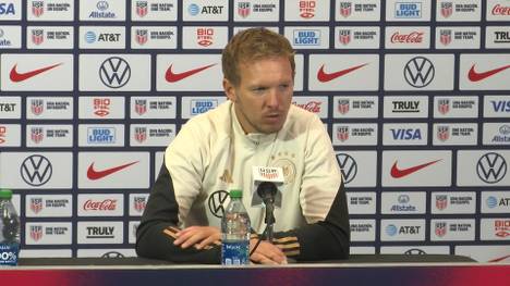 Bundestrainer Julian Nagelsmann sorgt bei seinem DFB-Debüt mit einem karierten Flanellhemd für Aufsehen. Thomas Müller gefällt das.