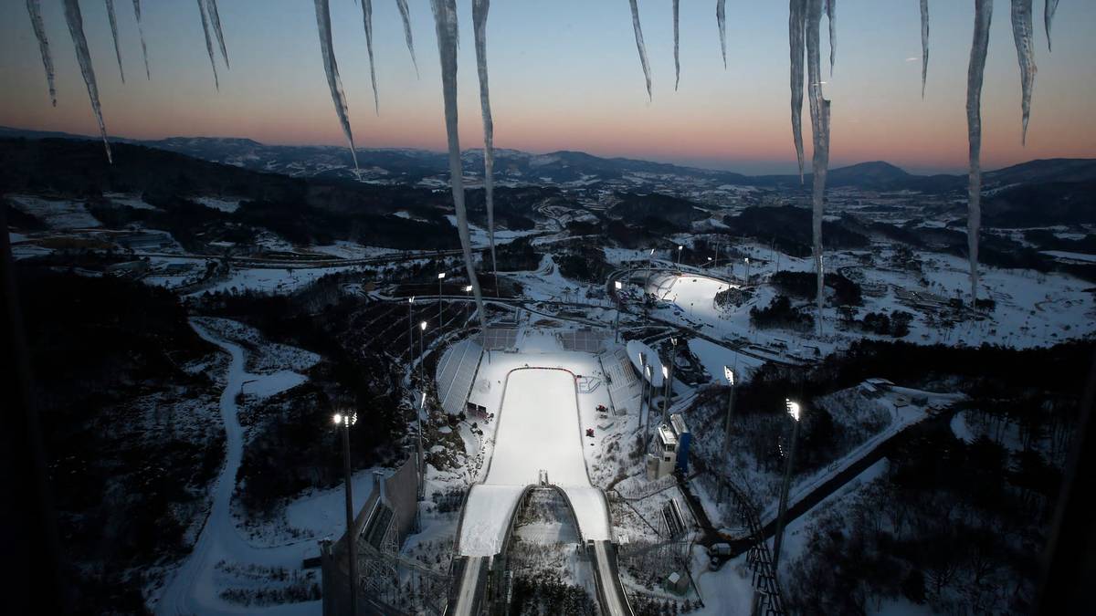 In den Sommermonaten wird das Stadion zum Kicken genutzt. Im Winter sieht das ganze dann als Skisprung-Stadion so aus