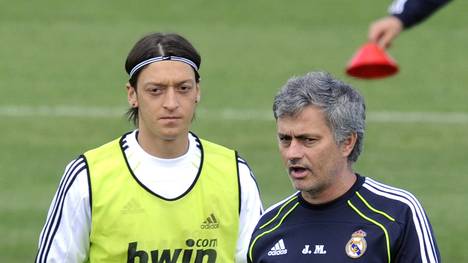 Mesut Özil (l.) und Jose Mourinho arbeiteten bereits bei Real Madrid zusammen