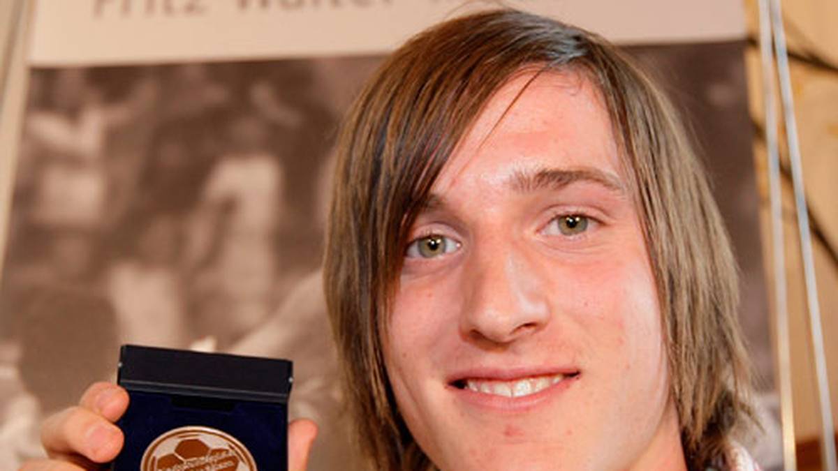 Hinter Kroos landet das damalige Stuttgarter Talent Sebastian Rudy
                  
                  
                  
                  
                  