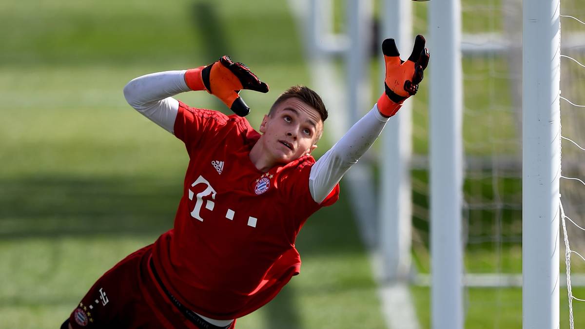 U17-Torwart mit enormer Athletik für sein Alter. 1,90 Meter groß, Schuhgröße 50. Hat realistische Chancen, eines Tages Manuel Neuer zwischen den Pfosten zu beerben