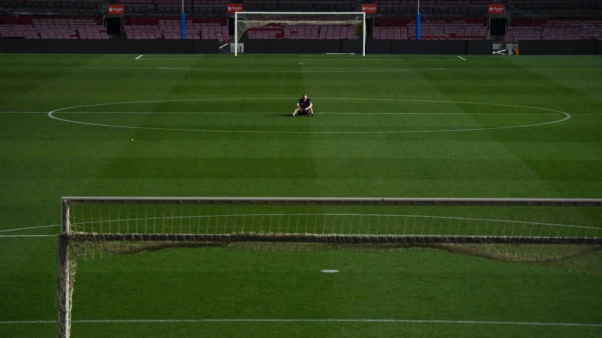 Am Ende setzt sich Iniesta allein an den Anstoßpunkt - und genießt