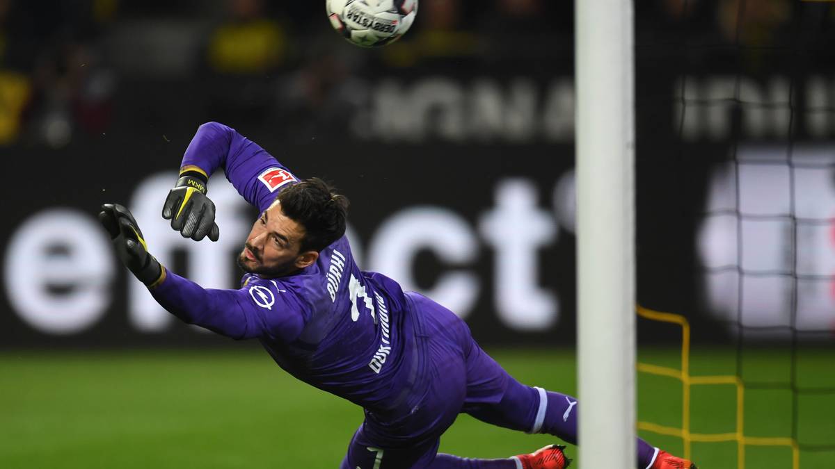 TOP-FORM - ROMAN BÜRKI: Der Schweizer, der im Hinspiel krank fehlte, spielt eine bärenstarke Saison. Leistete sich im letzten Auswärtsspiel in Berlin einen der ganz wenigen Patzer. Vergangene Woche beim Sieg gegen Wolfsburg beim Stand von 0:0 mit einer sehenswerten Parade