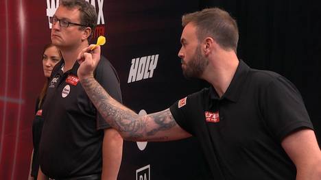 Ross Smiths Koffer ist am Flughafen nicht angekommen und so musste er ohne Trikot und eigene Darts gegen Kim Huybrechts antreten - macht das aber richtig gut.