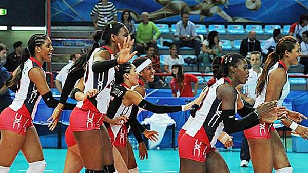 So gehen die Dominikanerinnen, die Dominikanerinnen gehen so: Auf jeden Fall feiern die Nationalspielerinnen ihren Erfolg gegen Aserbaidschan