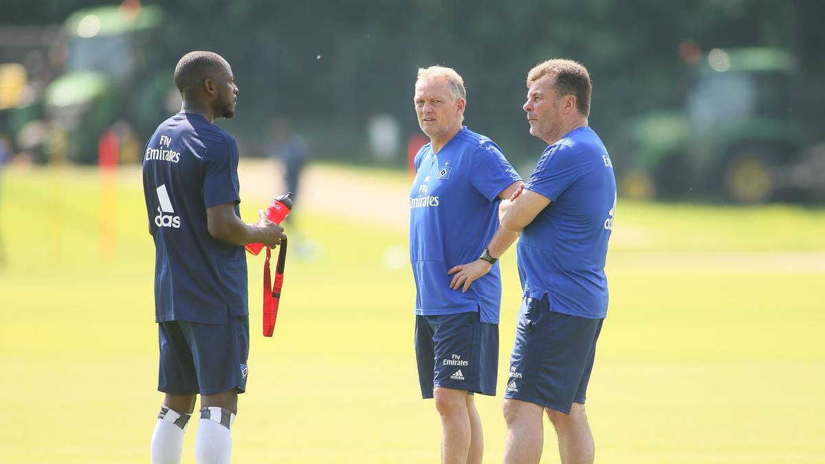 Der 37-jährige Schweinsteiger sei obendrein eine willkommene Verjüngung im Trainerteam. "Ich werde auch nicht jünger", räumt Hecking ein, "und es tut ganz gut, wenn man einen jüngeren Kollegen mit im Trainerstab hat, der vom Alter her näher an den jungen Spielern dran ist und vielleicht mit ganz anderen Ideen reinkommt"