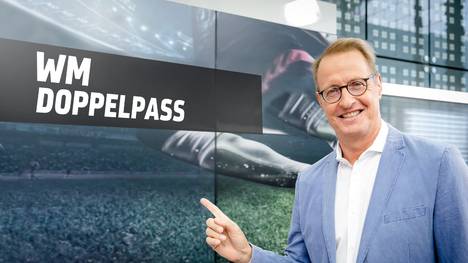 Florian König moderiert den "WM Doppelpass" auf SPORT1