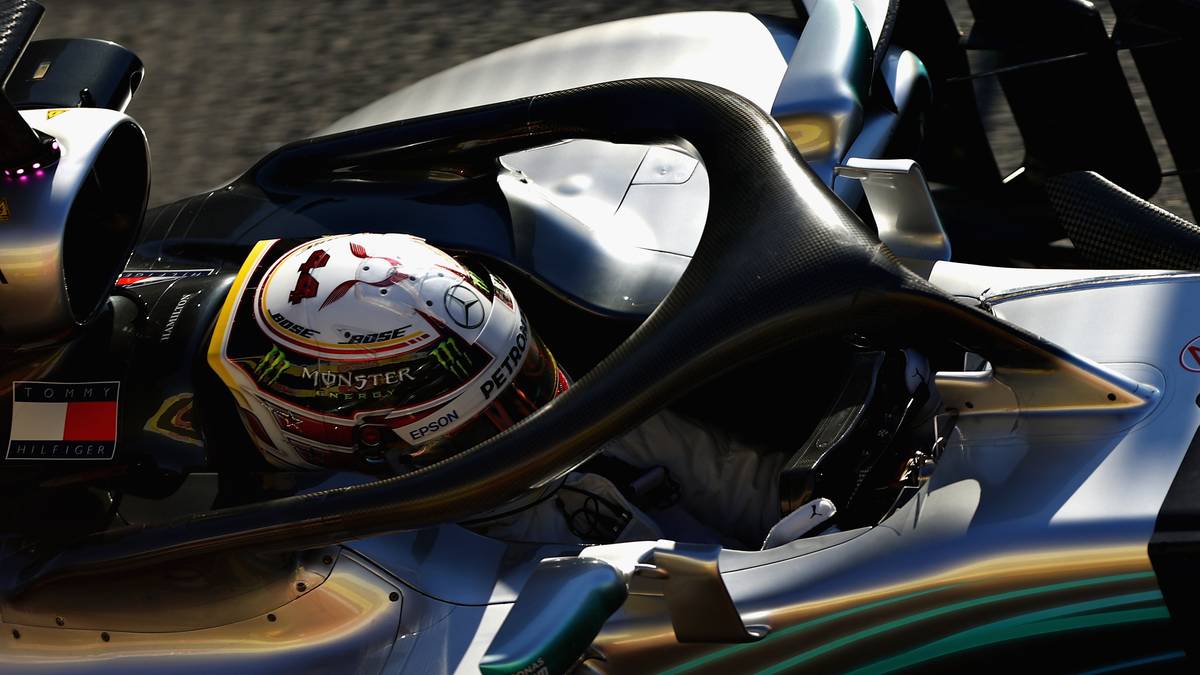 Die auffälligste Neuheit an den Boliden ist der Cockpitschutz "Halo", der eine Art Sicherheitsbügel rund um den Fahrer ist. Doch es gibt Kritik: "Es wird sich anfühlen, als ob wir einen Bus fahren", kritisierte Hamilton die Neuerung