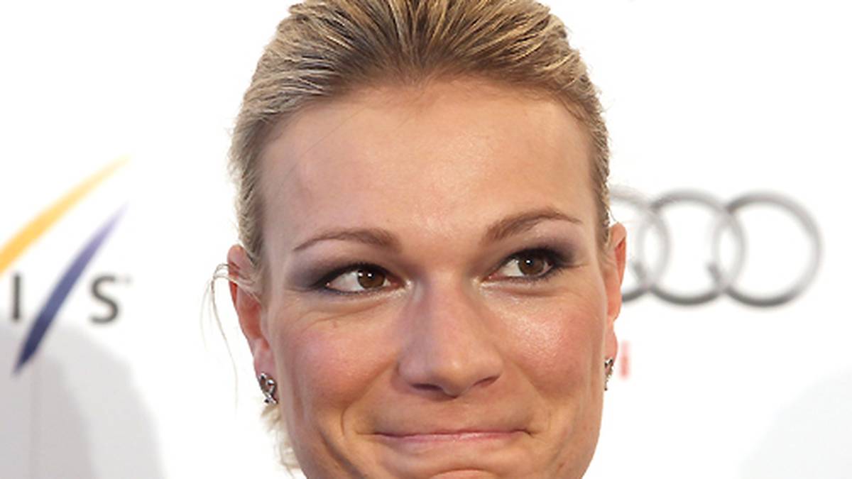 Ob ihr Karriereende auch mit dieser Enttäuschung zu tun hat, lässt sie offen, aber nach reiflicher Überlegung gibt sie auf einer Pressekonferenz ihr Karriereende bekannt. "Es fällt mir schwer, aber ich denke, es ist die richtige Entscheidung", sagt Höfl-Riesch schwer schluckend. 13 Jahre,  oder genau genommen 4780 Tage nach ihrem ersten Start bei einem Weltcup-Rennen geht die Laufbahn einer der erfolgreichsten Skifahrerin aller Zeiten zu Ende