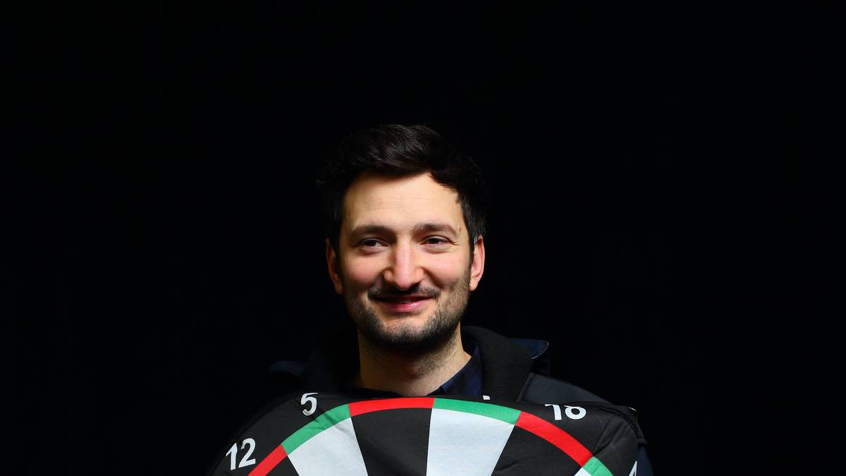 Und natürlich: Die Fans stehen mit ihren verrückten Kostümen im Fokus. Hier stilecht eine Darts-Scheibe