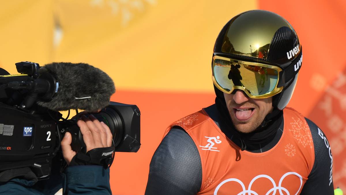 Deutschlands Skirennfahrer Josef Ferstl spielt mit der Kamera - oder versucht es zumindest. Heidi Klum gefällt das