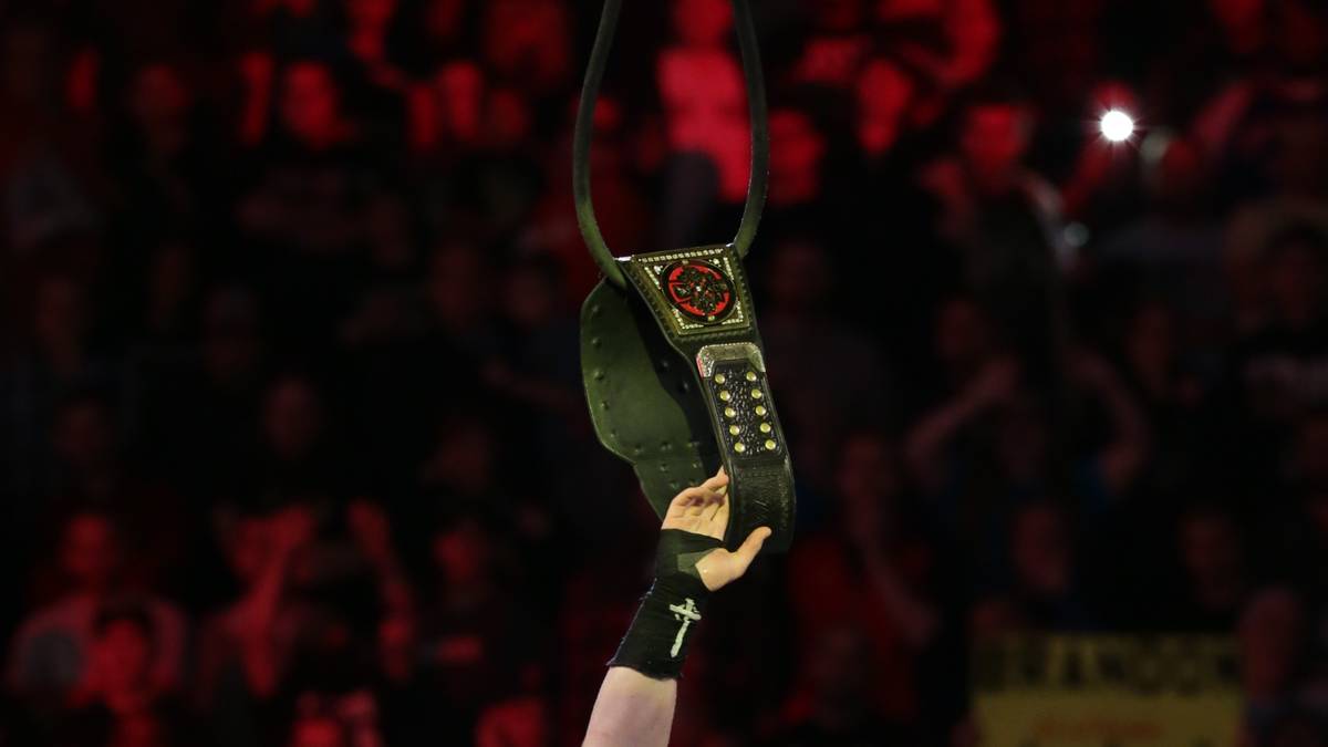 Auch im Hauptkampf - in dem Stühle, Tische und Leitern zum Einsatz kommen dürfen - gibt es eine Titelverteidigung der nicht ganz feinen Art: Sheamus bleibt mit Hilfe von außen WWE World Champion