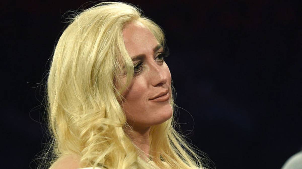 Furys Ehefrau Paris muss ihren Mann nach dem Kampf ins Krankenhaus begleiten, die Cuts müssen ambulant repariert werden