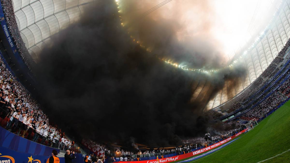 Der Rauch hing lange unter dem Stadiondach