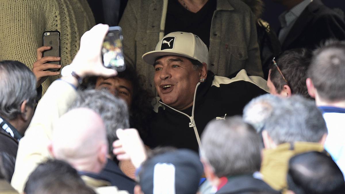 Beim Auftritt seiner Pumas darf auch Edelfan Diego Maradona nicht fehlen. Vor dem Spiel erfüllt das Fußball-Idol noch gutgelaunt die Selfie-Wünsche der Fans