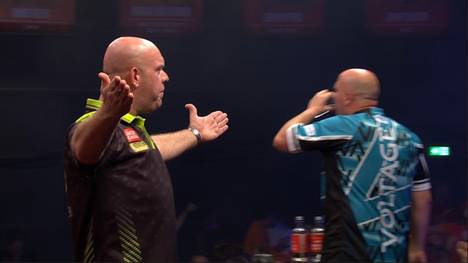 Michael van Gerwen gewinnt ein packendes Duell der Ex-Weltmeister gegen Rob Cross, obwohl er bereits mit dem Rücken zur Wand steht. Die Entscheidung fällt erst im Decider - und auf dramatische Art und Weise.