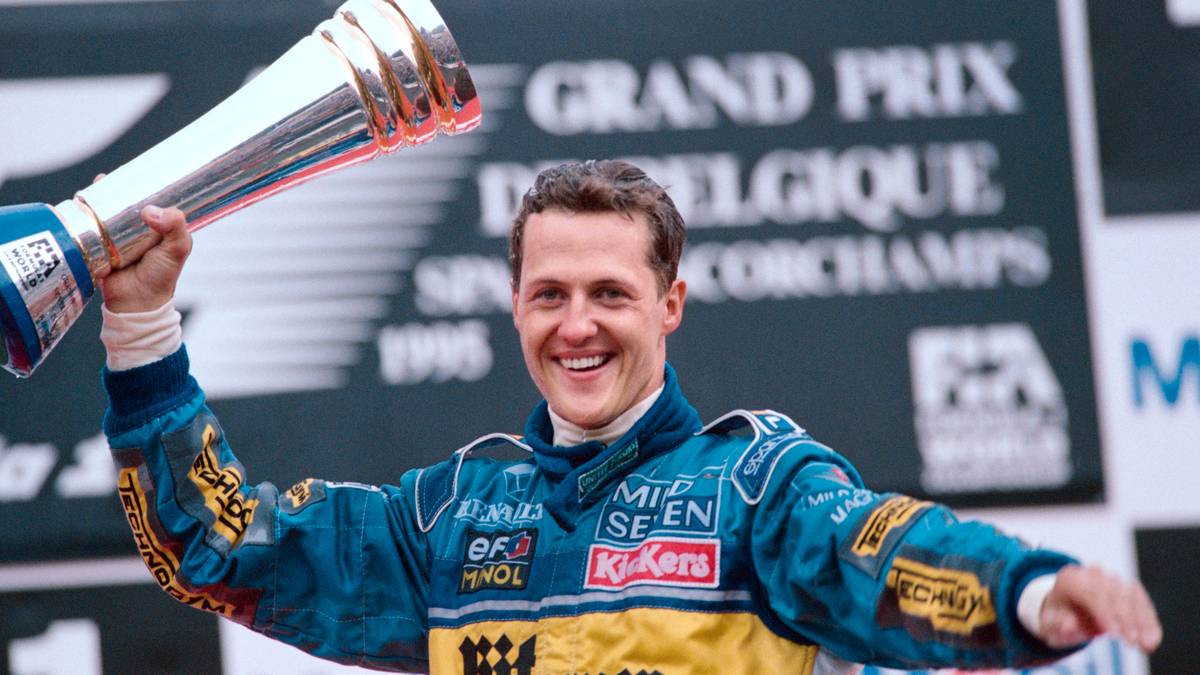 Natürlich taucht auch Rekordweltmeister MICHAEL SCHUMACHER in der Siegerliste nach Aufholjagden auf. Bei seinem Lieblingsrennen im belgischen Spa-Francorchamps 1995 triumphiert der Benetton-Pilot im Regen, obwohl er in der Qualifikation nur Platz 16 belegt. Wenige Monate später ist der zweite von insgesamt sieben WM-Titeln unter Dach und Fach