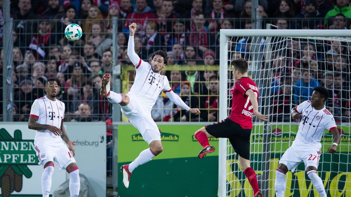 Danach geht es auf dem Rasen zur Sache. Mats Hummels (2.v.l.) klärt per Kung-Fu-Kick