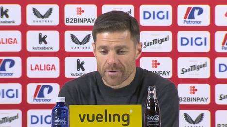 Nach drei aufeinanderfolgenden Unentschieden feiert Real Madrid seinen ersten Liga-Sieg. Kylian Mbappé glänzt dabei mit einem Doppelpack und Cheftrainer Xabi Alonso hebt besonders dessen Zusammenspiel mit Vinícius Júnior hervor.