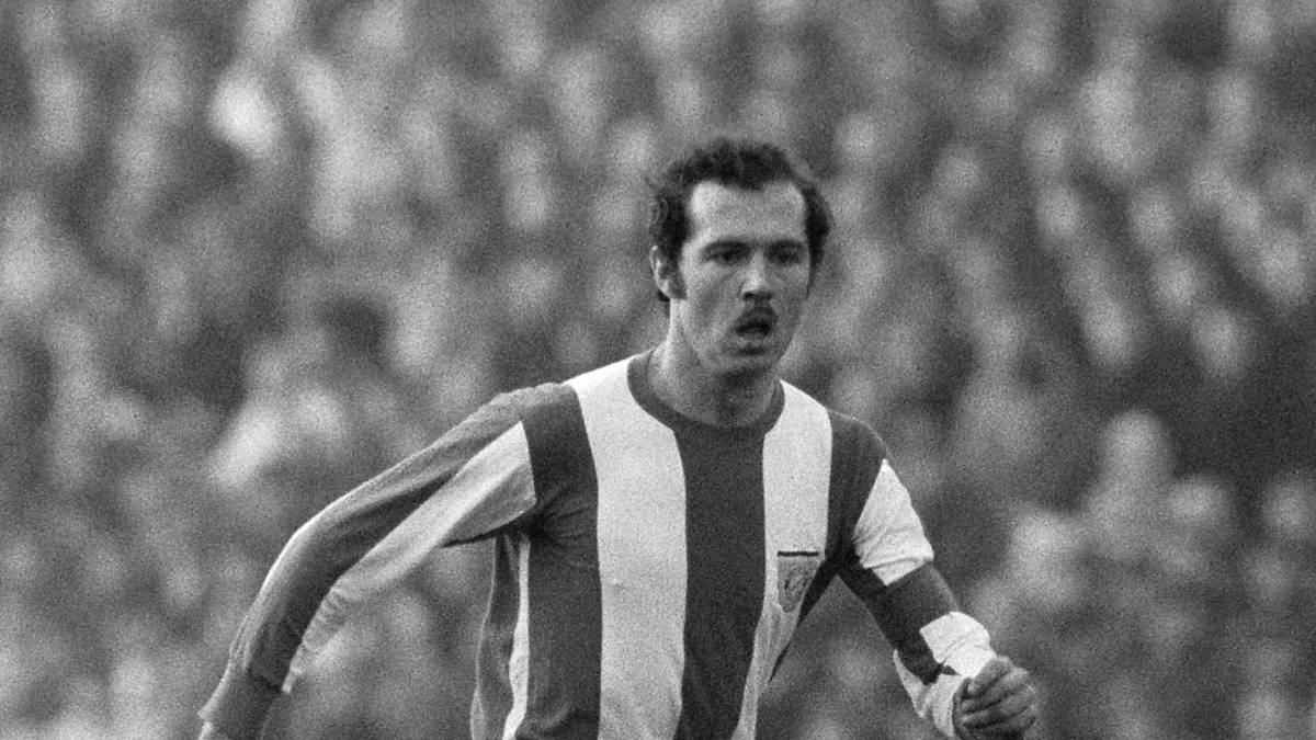 Nur zweimal ließ sich Beckenbauer einen Bart wachsen: 1970 und dann 2014 für genau vier Wochen. Der Siebziger-Jahre-Schnauzer gefiel damals Bundestrainer Helmut Schön überhaupt nicht. Nach ein paar Wochen ließ Franz ihn sich bei einem Pressetermin wieder abrasieren - von Showmaster Blacky Fuchsberger 