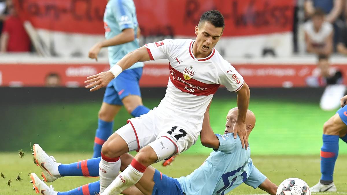 VfB STUTTGART: Zum 125-jährigen Vereinsjubiläum machen die Schwaben Tribut zur Tradition. Besonders schön sind die frischen und sportlichen Details des geprägten Vereinslogos, weiß-roten Armbündchen und dem V-Ausschnitt. Der rote Brustring bietet Platz für das VfB-Wappen sowie den Sponsor. Einwandfreier Rang drei