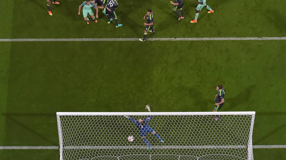 Wales' Torhüter Wayne Hennessey hat keine Chance