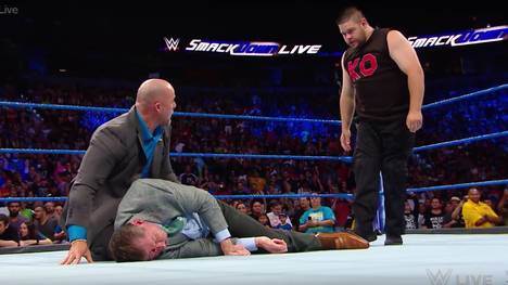 Vince McMahon (mit WWE-Producer Adam Pearce, l.) wurde von Kevin Owens böse verprügelt