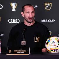 Am Samstag gewinnt die Columbus Crew das Finale der MLS Play-offs gegen Los Angeles FC. Im Anschluss kündigt Italiens Ikone Giogio Chiellini sein baldiges Karriereende an.